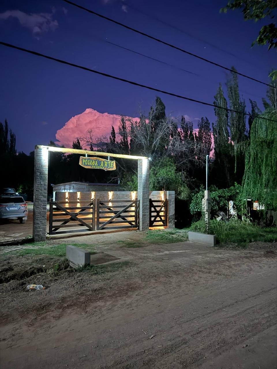 Portón de acceso a Posada Arjé de noche
