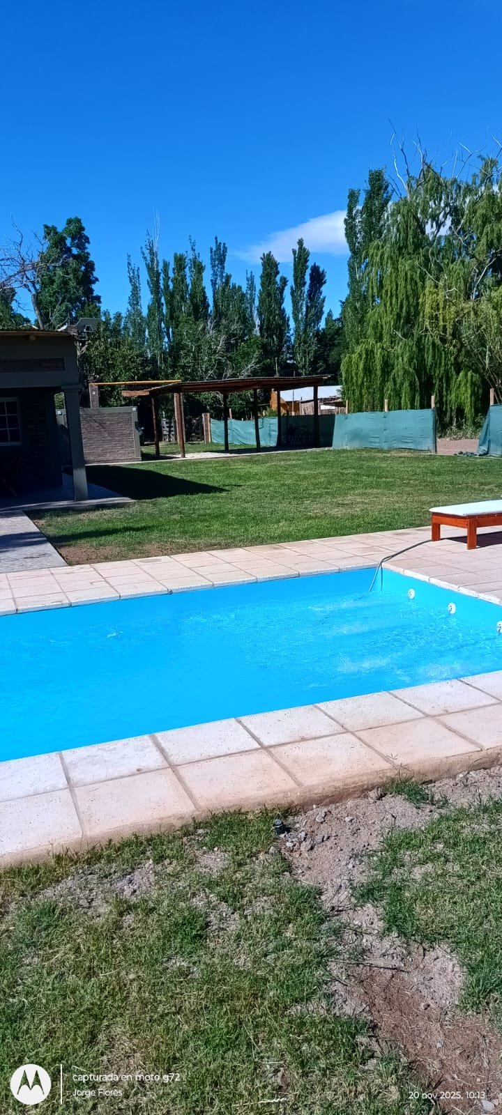 Pileta de Posada Arjé con parque y reposeras