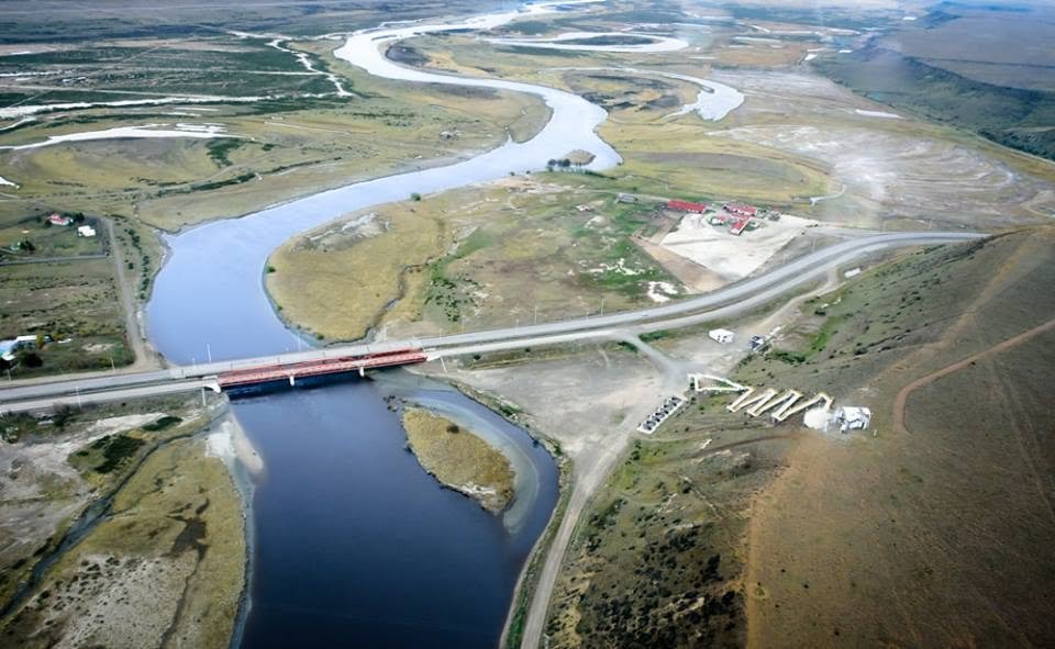 Vista aérea del río y el puente en Santa Cruz